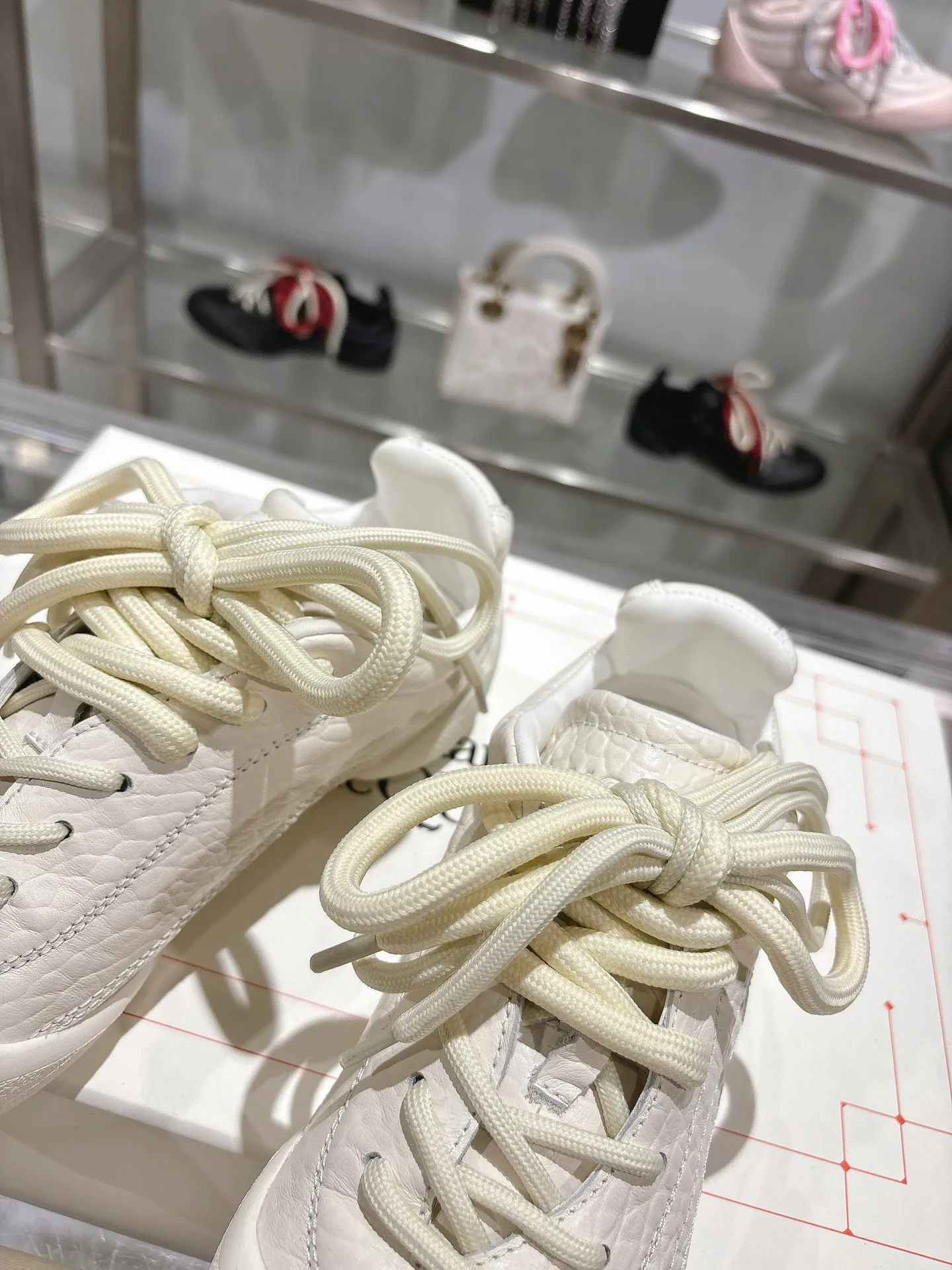 p580💰Couple model 𝐀𝐥𝐞𝐱𝐚𝐧𝐝𝐞𝐫 𝐌𝐜𝐐𝐮𝐞𝐞𝐧#/Alexander McQueen’s latest Flexion series, retro, casual, sneakers, original purchase, development, production, this Flexion Off Low-top sneakers in white grained leather with varying sized laces and an anatomically inspired lightweight segmented sole. The reverse skull pattern is embossed on the heel. Fabric: Original customized imported first-layer cowhide. Lining: Customized imported breathable mesh lining. Sole: Original open-molded non-slip TPU material. Bottom thickness: 2CM. Size: #Female size 35-40 (40 customized, non-refundable) #Men’s code 39-45 (45 customized, non-refundable)